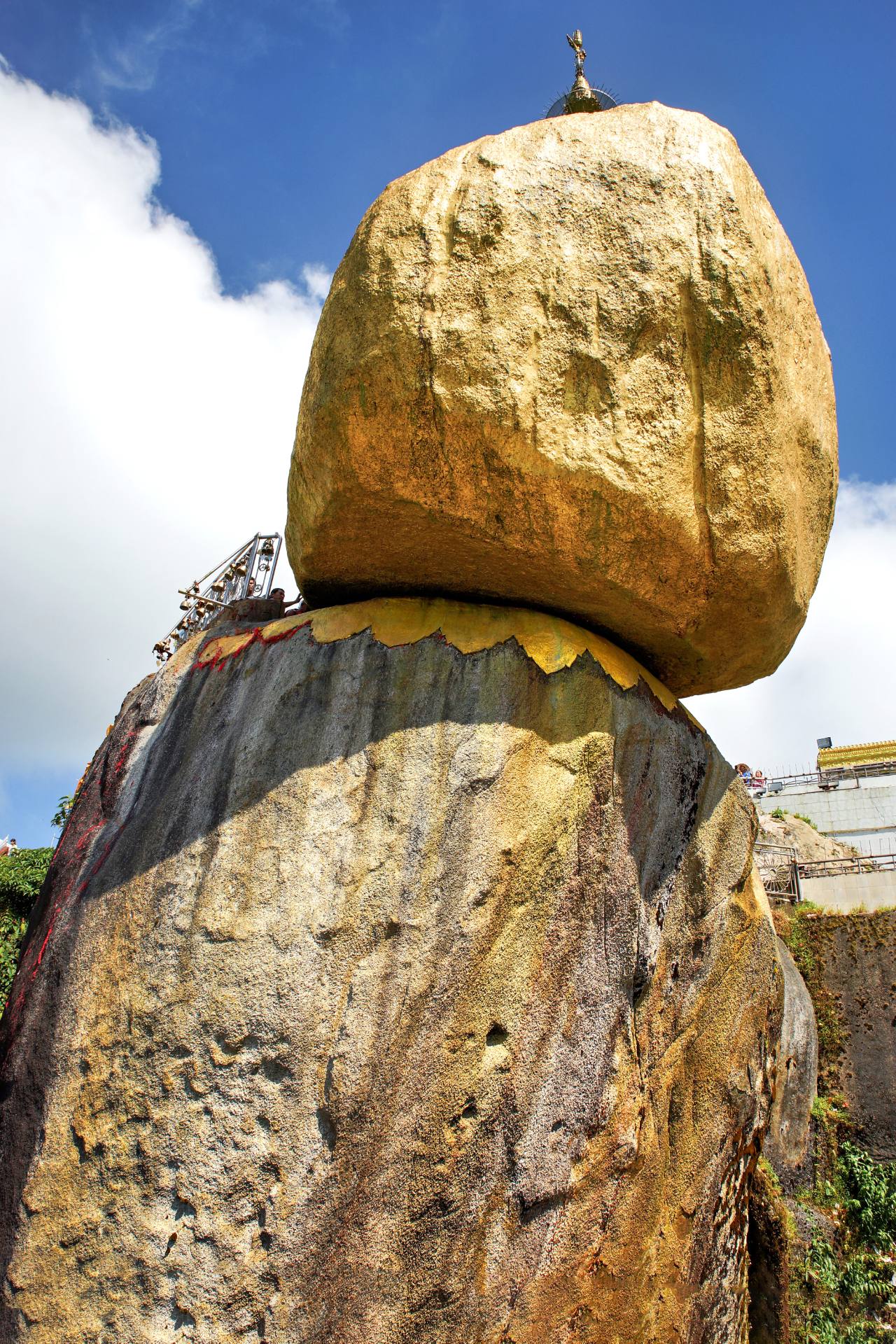 Goldener Felsen - auf birmanisch Kyaiktiyo. Es bedeutet in etwa „der Stupa auf dem Kopf des Einsiedlers“.